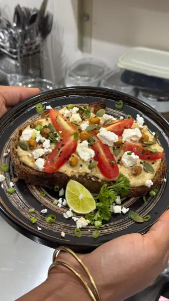 Tartine houmous & tomates — Amaya