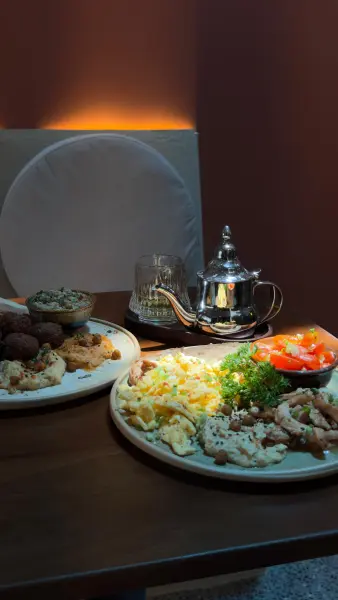 Mezze méditerranéen & théière — Amaya