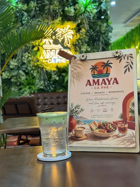 Enseigne lumineuse Amaya Cà Phê sur mur végétal — Đà Nẵng